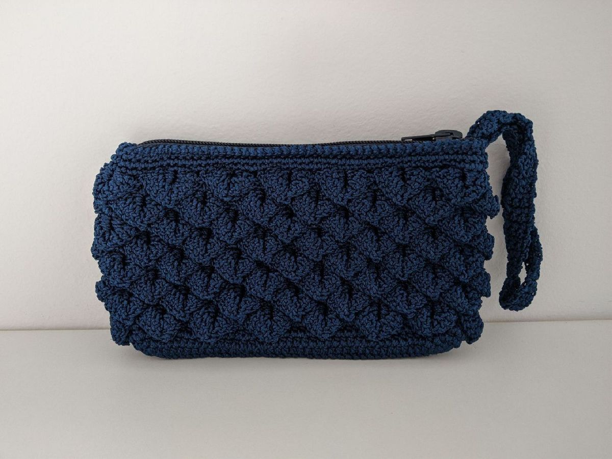 Necessaire azul-marinho em crochê com alça de mão