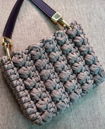 Necessaire cinza em crochê com alça de couro