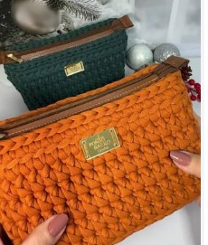 Necessaire laranja e verde feita à mão em crochê