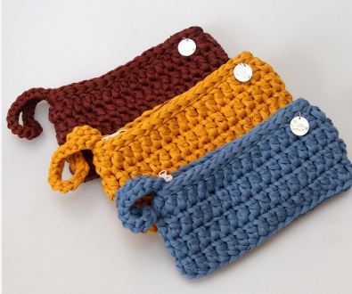 Necessaire marsala, amarela e azul feita à mão em crochê