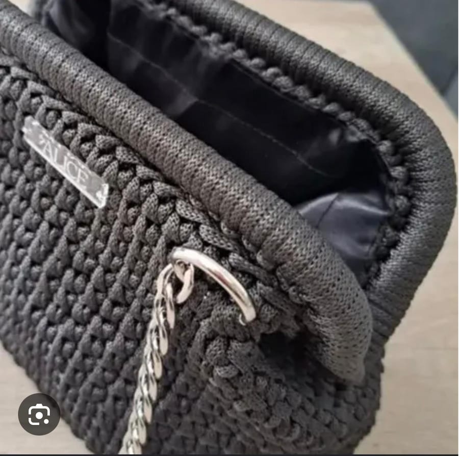 Necessaire preta feita à mão em crochê